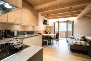 a kitchen and living room in a log cabin at Lüch de Crusteles in La Valle
