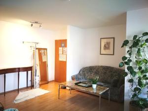 una sala de estar con un sofá y una mesa en Große Wohnung für Gruppe, en Núremberg