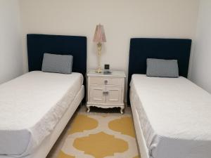 twee bedden naast elkaar in een kamer bij Lala´s house in Ingenio