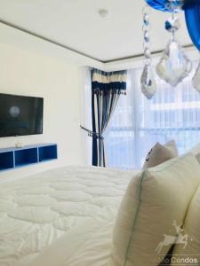 - un lit blanc dans une chambre avec fenêtre dans l'établissement Grand Avenue Soi Buakhao By Zoom Pattaya 2, à Pattaya (sud)