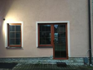 dos ventanas y una puerta en el lateral de un edificio en Apartmán v Liliové, en Jablonec nad Nisou