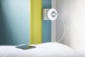 a mirror with a light next to a table at Patio Hostel in La Laguna