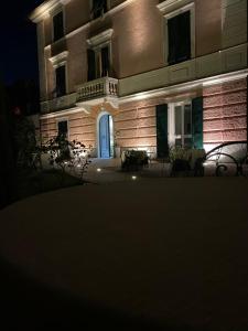 un edificio con una puerta azul por la noche en Villa Accini, en Monterosso al Mare