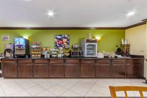 Sleep Inn & Suites - Jacksonville في جاكسونفيل: كاونتر للوجبات السريعة في مطعم للوجبات السريعة
