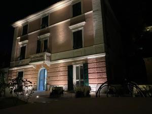 un bâtiment avec une porte bleue la nuit dans l'établissement Villa Accini, à Monterosso al Mare