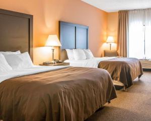 Ένα ή περισσότερα κρεβάτια σε δωμάτιο στο Quality Inn & Suites Niles