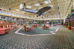Um avião sobrevoa uma sala com mesas e cadeiras em Stayable Jax West em Jacksonville