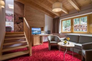 ein Hotelzimmer mit einer Treppe und einem Bett in der Unterkunft Hotel Sonnenhof Gerlos in Gerlos