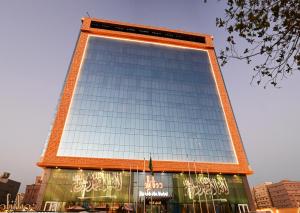 un edificio alto con muchas ventanas en Donatello Jeddah Hotel en Yeda