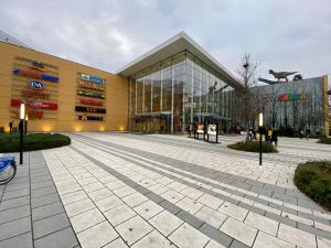 duży budynek z placem przed nim w obiekcie Apartment David O2 Arena Prague w Pradze