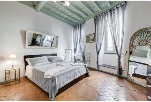 um quarto com uma cama grande e uma janela grande em LauraLuxuryHome vista Fori Imperiali em Roma