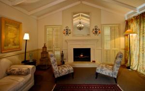 a living room with a couch and a fireplace at Ruapehu Country Lodge in Ohakune