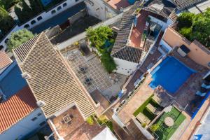 an overhead view of a house with a pool at Apartamentos Montesclaros in Granada