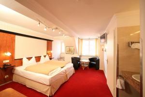 una camera d'albergo con un letto e un bagno di Gästehaus Plönlein - Hotel Goldener Hirsch Rothenburg a Rothenburg ob der Tauber