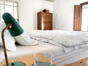 Łóżko lub łóżka w pokoju w obiekcie Cortijo el Grillo
