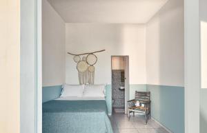 Guriú的住宿－CasaMar Guriú，卧室配有一张壁挂玻璃床