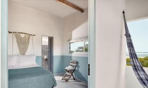 a bedroom with a bed and a window at CasaMar Guriú in Guriú