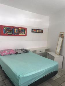 Un pat sau paturi într-o cameră la EDIFÍCIO NAUTILUS