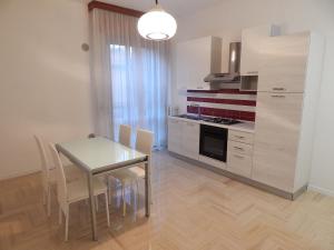 eine Küche und ein Esszimmer mit einem Tisch und Stühlen in der Unterkunft la casa del parco Ferrari in Modena