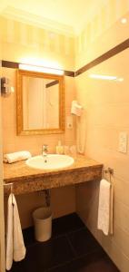 un bagno con lavandino e specchio di Gästehaus Plönlein - Hotel Goldener Hirsch Rothenburg a Rothenburg ob der Tauber Altre 27 foto
