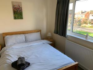 Walcott في هيريفورد: غرفة نوم مع سرير مع قبعة عليه