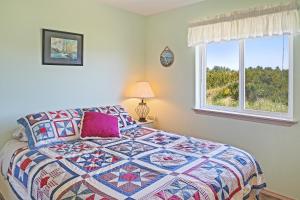 1 dormitorio con cama y ventana en Mandala Sands, en Westport