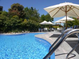 波德利亞內斯的住宿－庫圖瑪蘇伽第1號公寓酒店，一个带滑梯和遮阳伞的游泳池