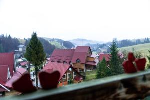 Nespecifikovaný výhled na hory nebo výhled na hory při pohledu z hotelu