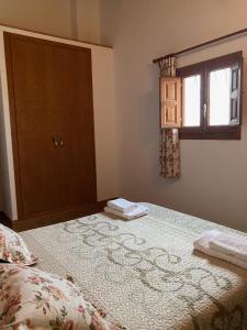 a bedroom with a large bed and a window at Caseta Les Creus in Riumar