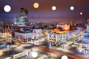 una vista de una ciudad de noche en Rynek 7, en Katowice