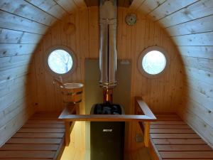 um pequeno fogão numa cabina com duas janelas em Agriturismo CasaMatilda em Dogliani