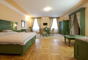 Postel nebo postele na pokoji v ubytování Palace Kutná Hora