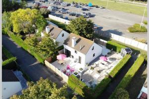una vista aérea de una casa blanca con aparcamiento en ZeeZonZand, en Koksijde
