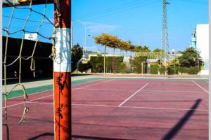 Tenis alebo squash v ubytovaní Residencial Costamar next Bcn, 50m beach with swimming pool alebo jeho okolí