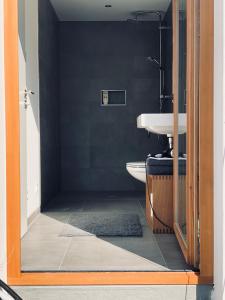La salle de bains est pourvue d'un lavabo et de toilettes. dans l'établissement Schlossquelle Königsdorf, à Königsdorf
