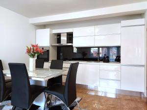 Kuchyň nebo kuchyňský kout v ubytování Deluxe Apartment MyPlace