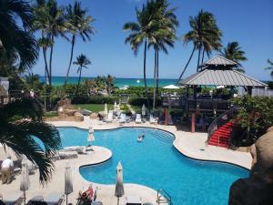 Kolam renang di atau dekat dengan 2 Bedroom 2 Bath Beachfront Condo on Miami Beach Millionaire Row