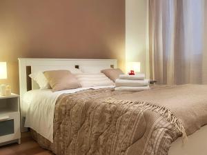 - une chambre avec un lit doté de draps et d'oreillers blancs dans l'établissement CIVICO 57 Al Santo - PADOVA, à Padoue