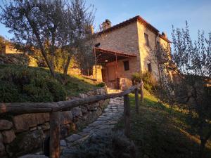 a stone path leading to a house with a wooden door at Mommialla il Baluardo in Gambassi Terme