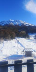 Saint-JeanにあるAppartement Cosy 4 à 6 places - cœur de station - vue Montagneの雪に覆われたスキー場(スキーリフト付)