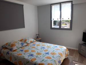 Giường trong phòng chung tại La Meïzou, gîte - chambres d hôtes à Champeix