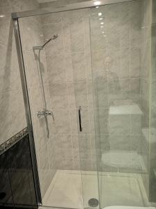 un hombre tomando una foto de una ducha en un baño en Apartamento de Toró, en Llanes