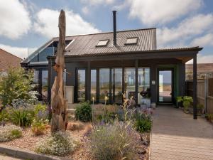 Casa con puertas de cristal y jardín en The Artists House by The Sea, en Herne Bay