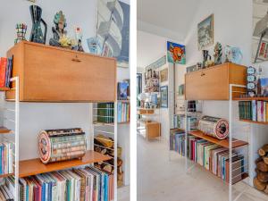 una habitación con estanterías llenas de libros en The Artists House by The Sea, en Herne Bay