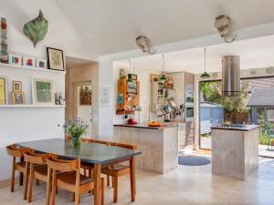 Una cocina y un comedor con mesa y sillas. en The Artists House by The Sea, en Herne Bay