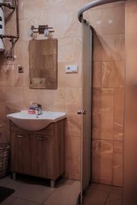Een badkamer bij Cichy drewniak