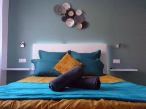 Postel nebo postele na pokoji v ubytování Le bourget - Suite romantique