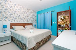 a bedroom with a bed and a balcony at Jardim dos Orixás in Canoa Quebrada
