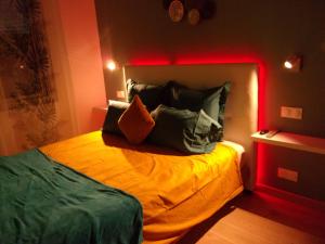 Postel nebo postele na pokoji v ubytování Le bourget - Suite romantique