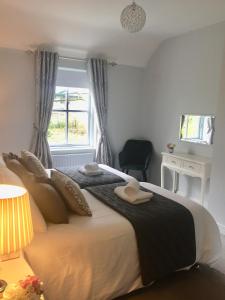 een slaapkamer met een groot bed en een raam bij No.14 in Bunratty